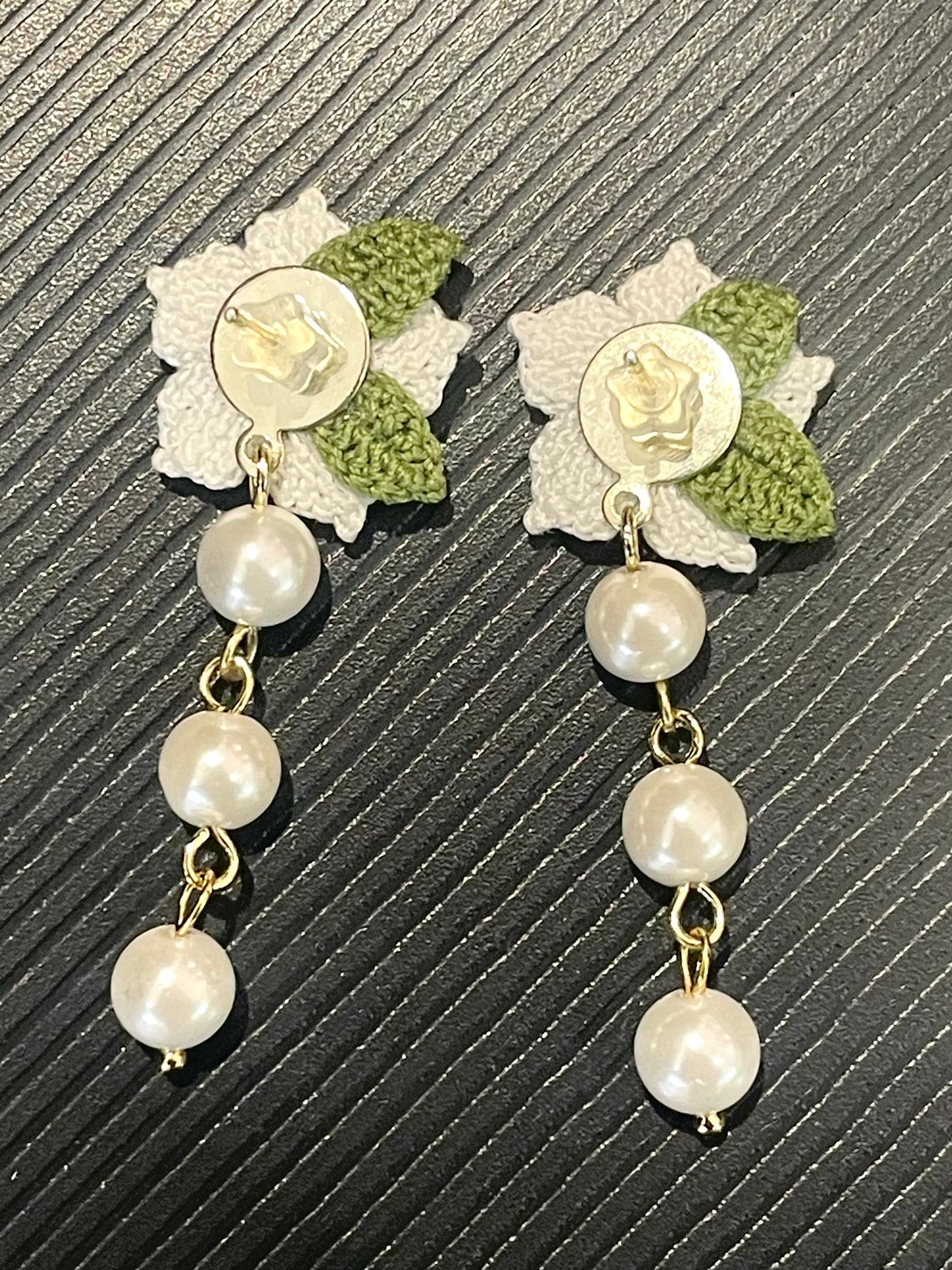 Peach Blossoms Earrings (3 Pearls)