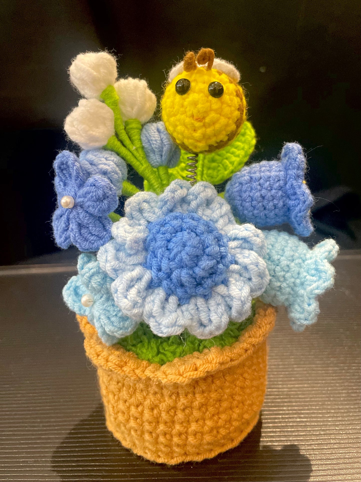 Handmade Crochet Flower Pot —— Flowers & Bee